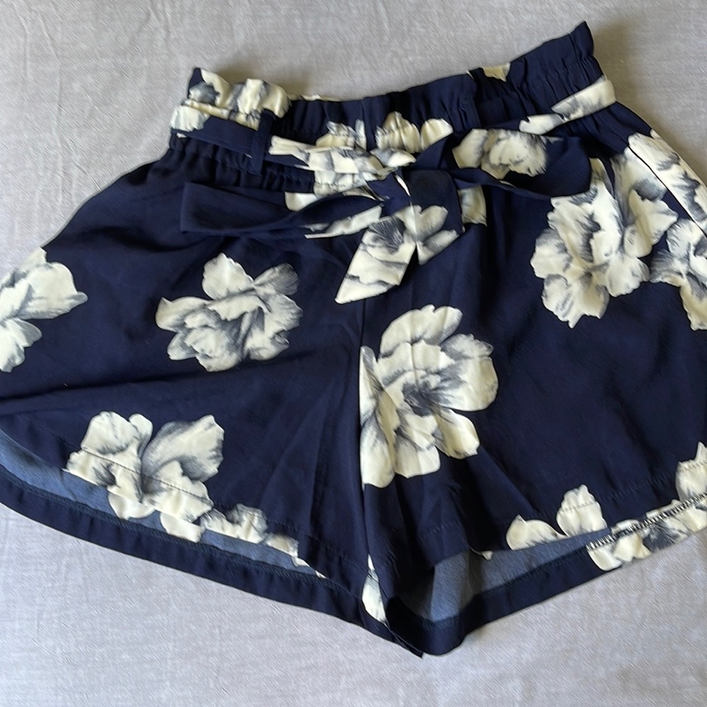 Elastic waist with bow tie shorts